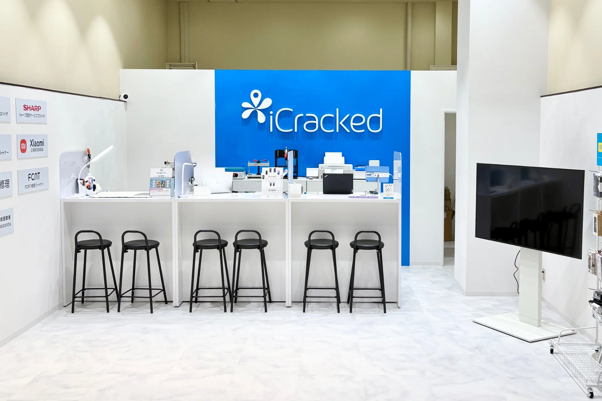 iCracked Store アリオ市原 店内