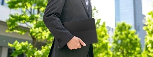 ビジネスマンとタブレット