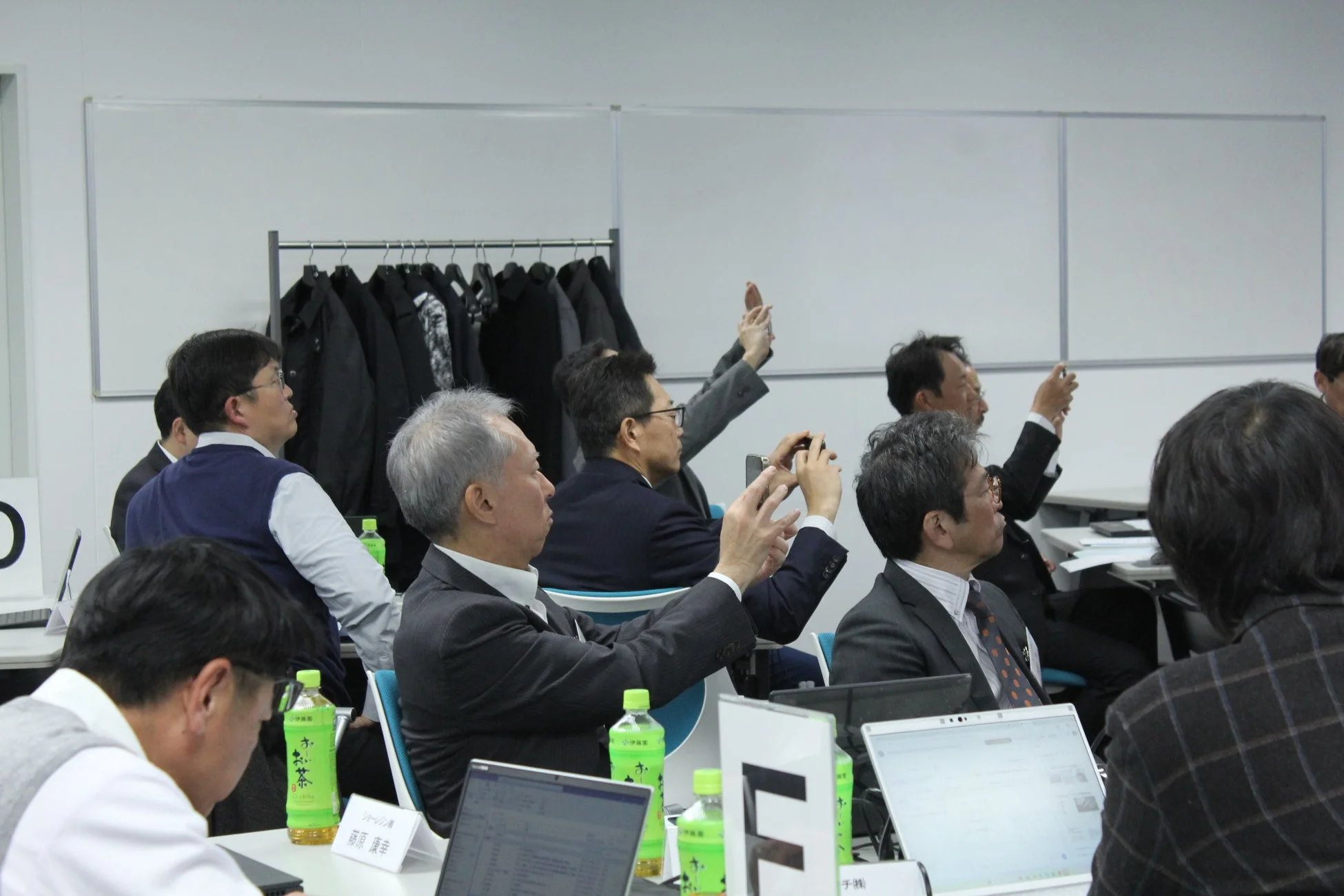 会議参加者が質疑応答