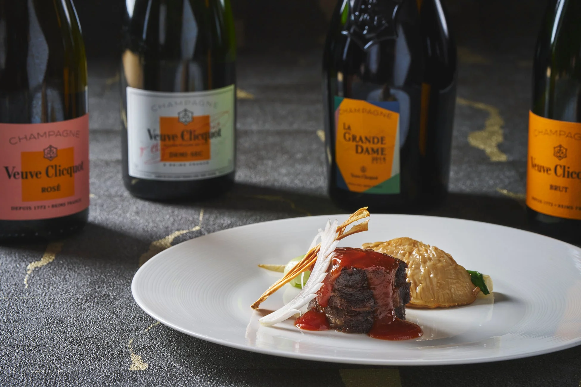 ヴーヴ・クリコのボトルと料理