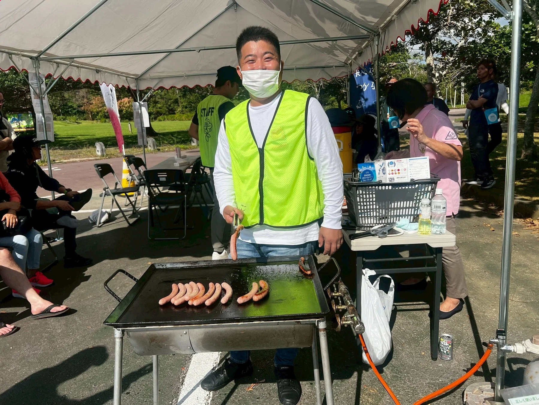地元食材を調理する様子