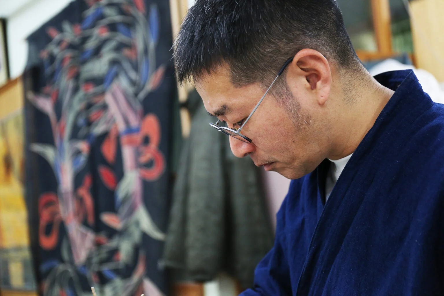 紅型職人の男性