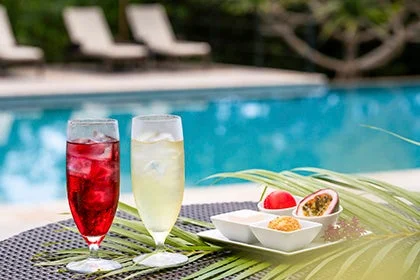 プールサイドのドリンク