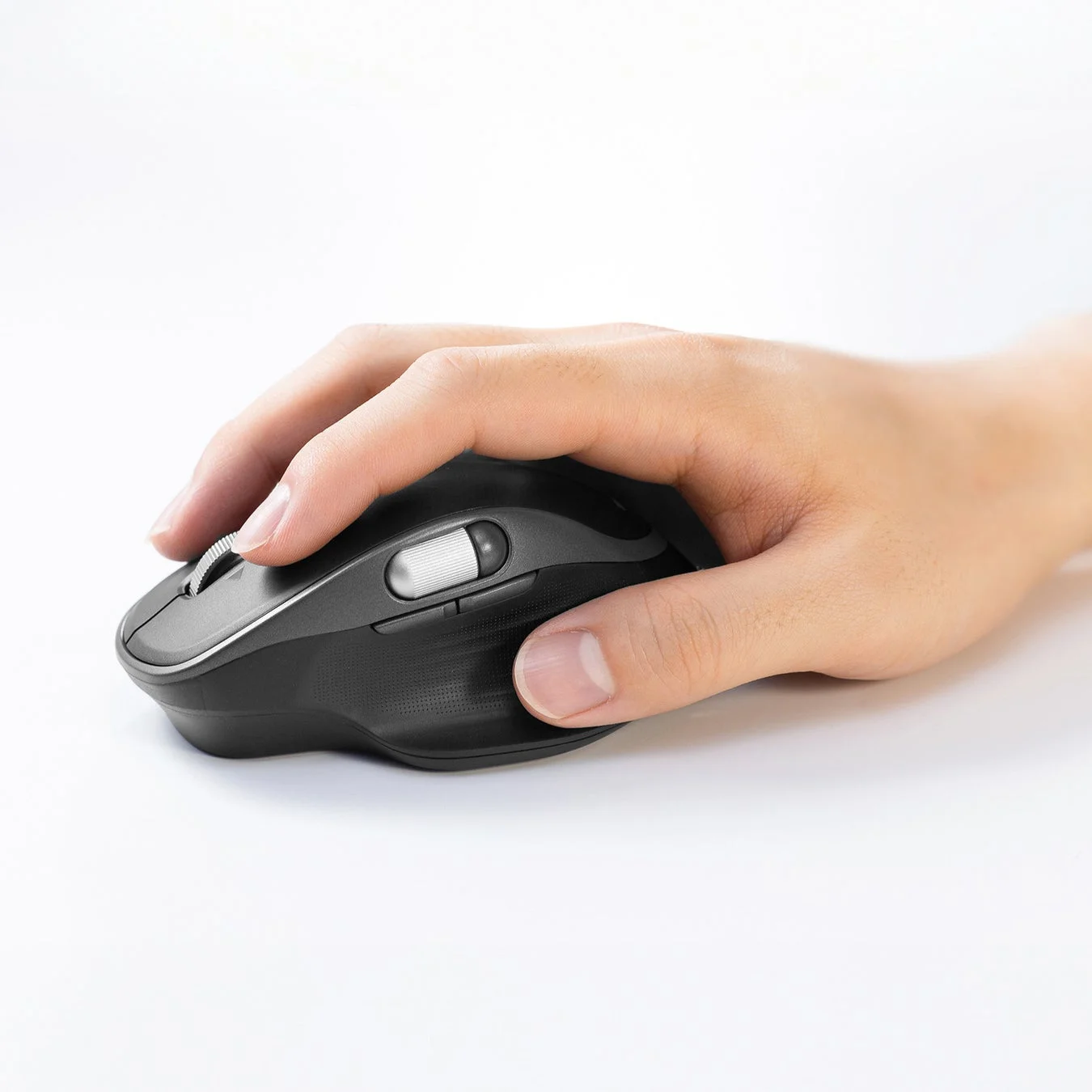 マウスを操作する手のクローズアップ