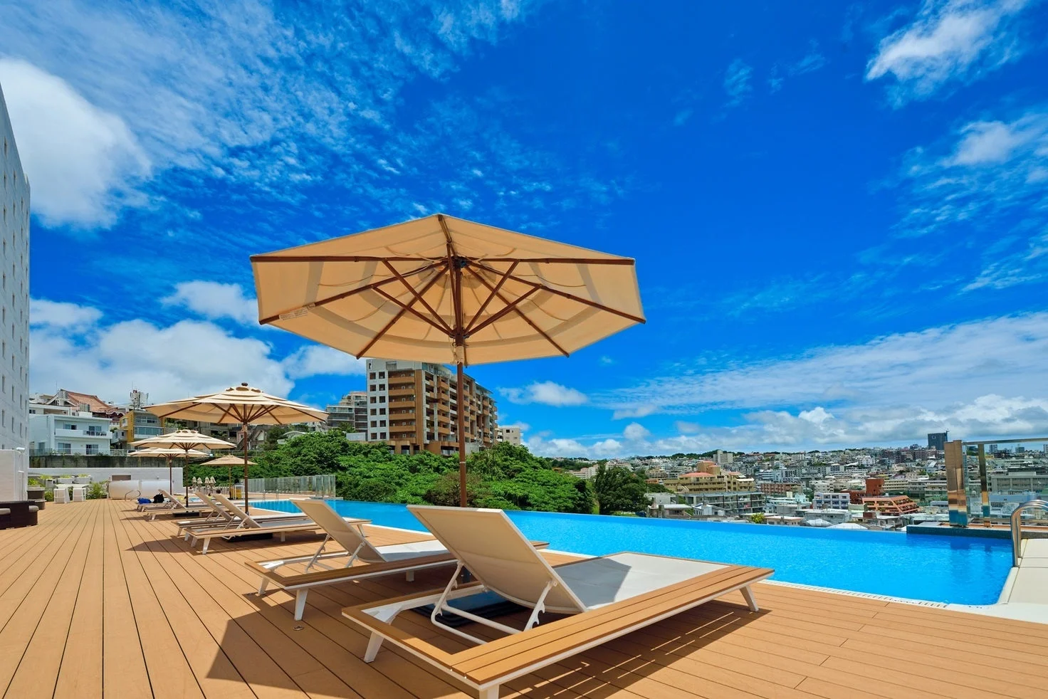 日中の屋外プールサイド