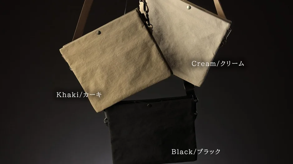 カーキ、クリーム、ブラックの3色のショルダーバッグ