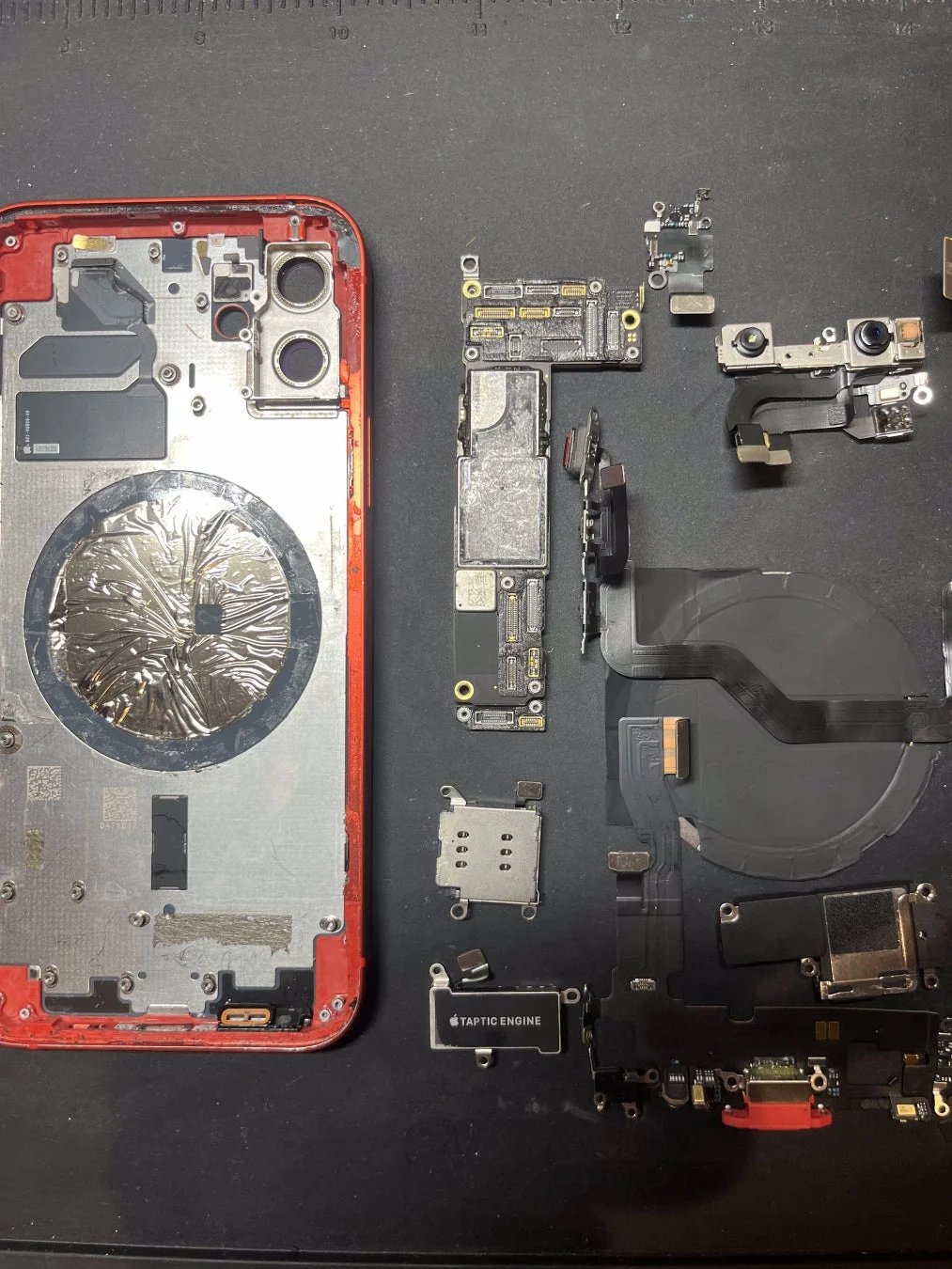 分解されたiPhoneの内部部品