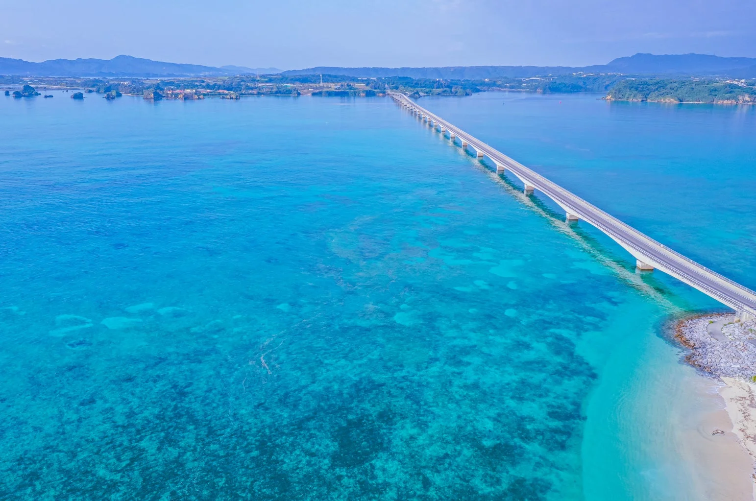 沖縄の海に架かる橋の空撮
