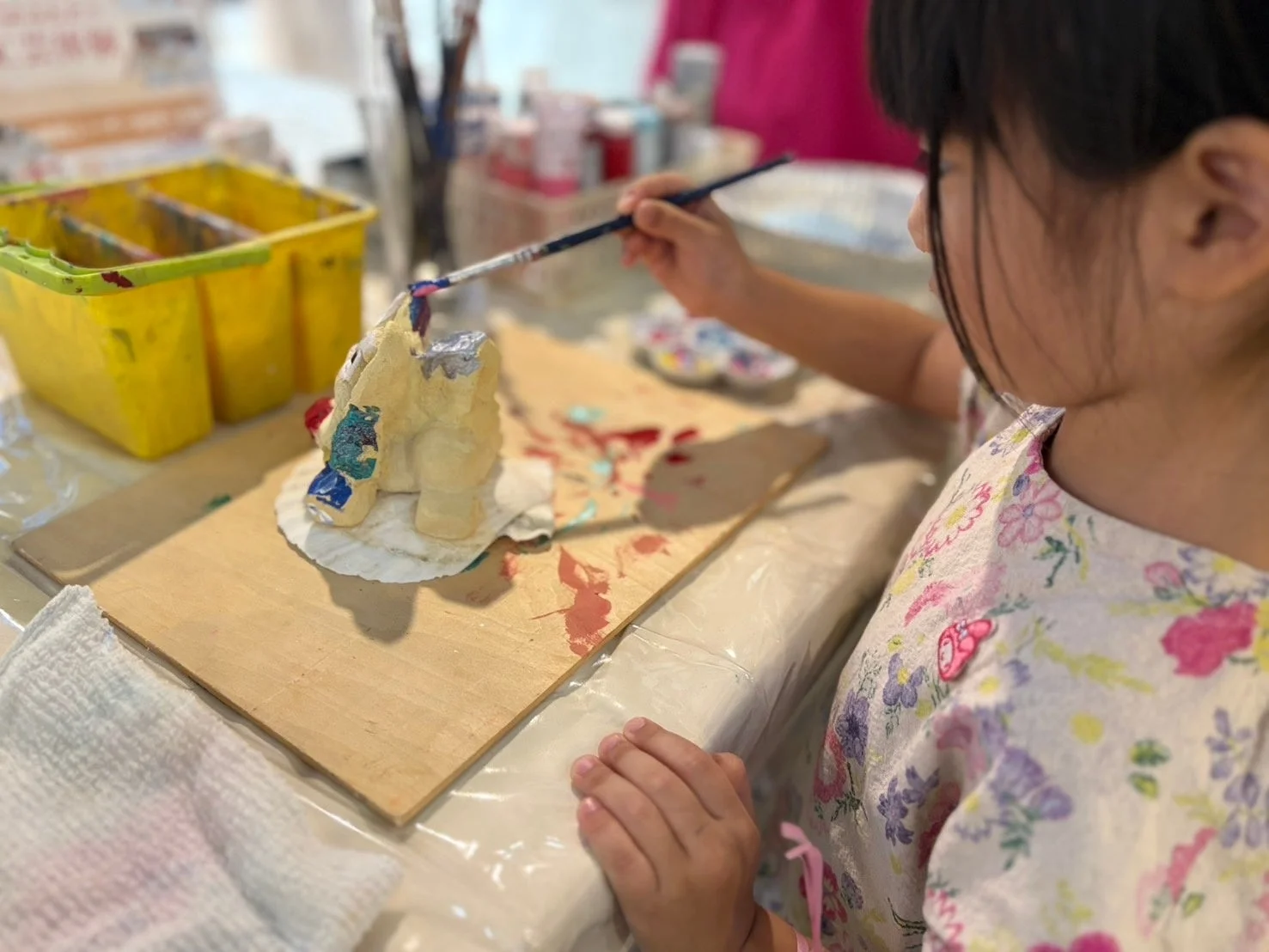 子供が陶器に色を塗る様子