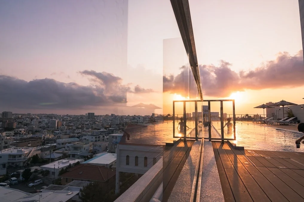 夕焼けの屋上プール