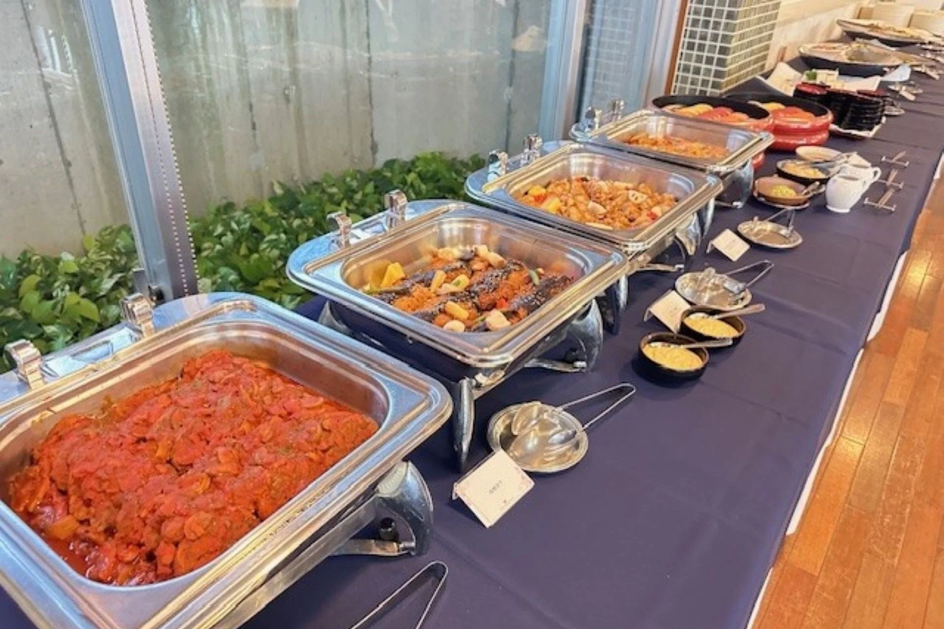 温製料理のビュッフェ