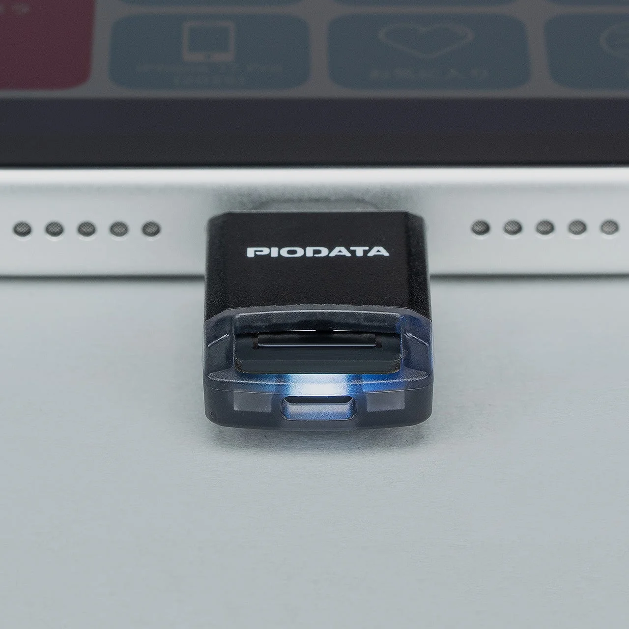 青い光を放つデバイス