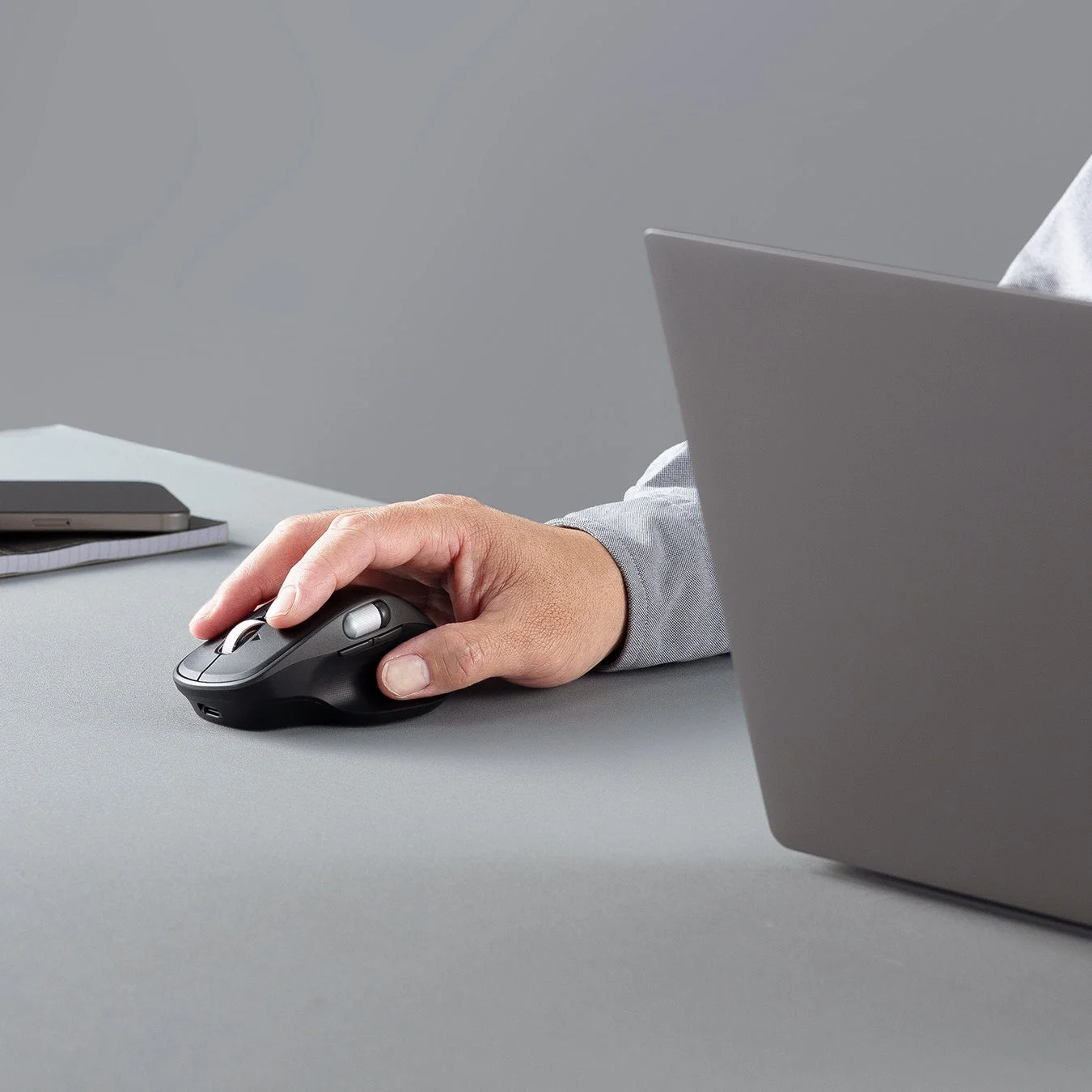 PC作業中にマウスを操作する様子