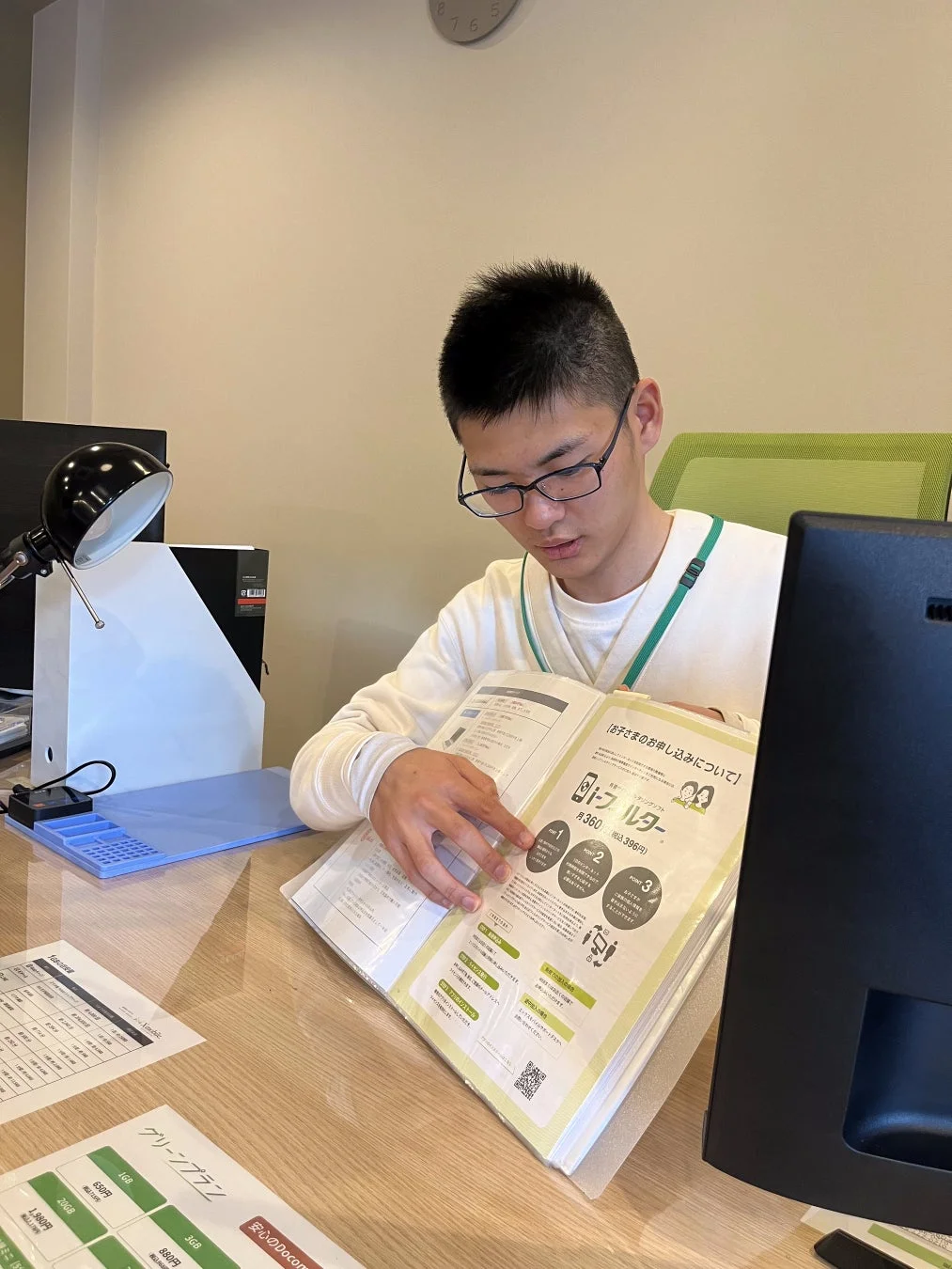 店内で相談する様子