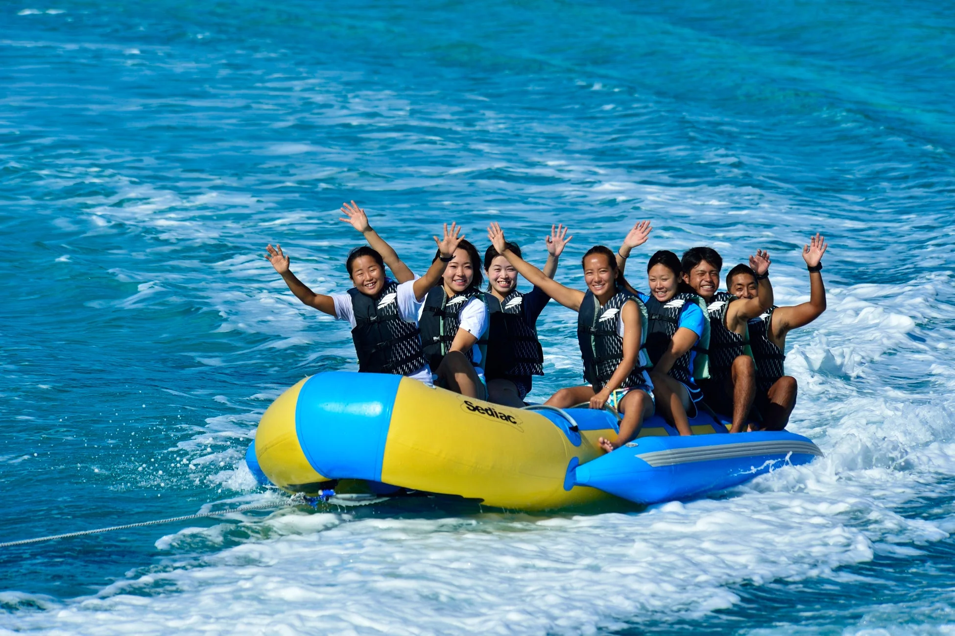 バナナボートを楽しむ人々