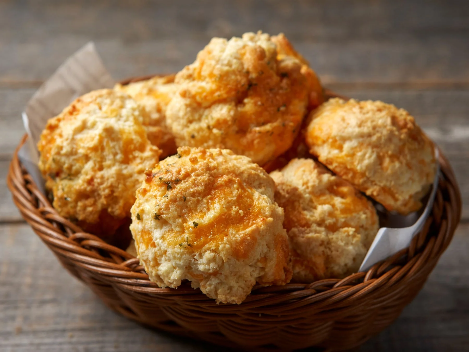 焼きたてのチーズビスケットが山盛りに盛られたバスケット