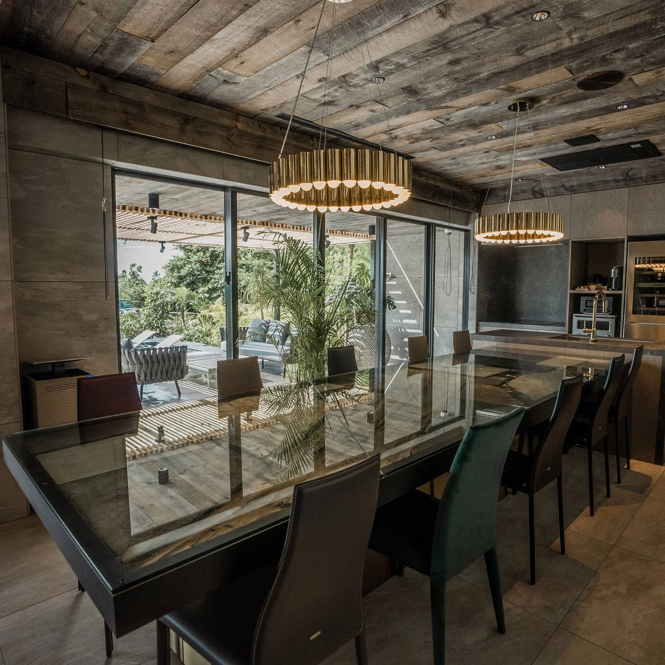 VILLA AYINの豪華なダイニングルーム