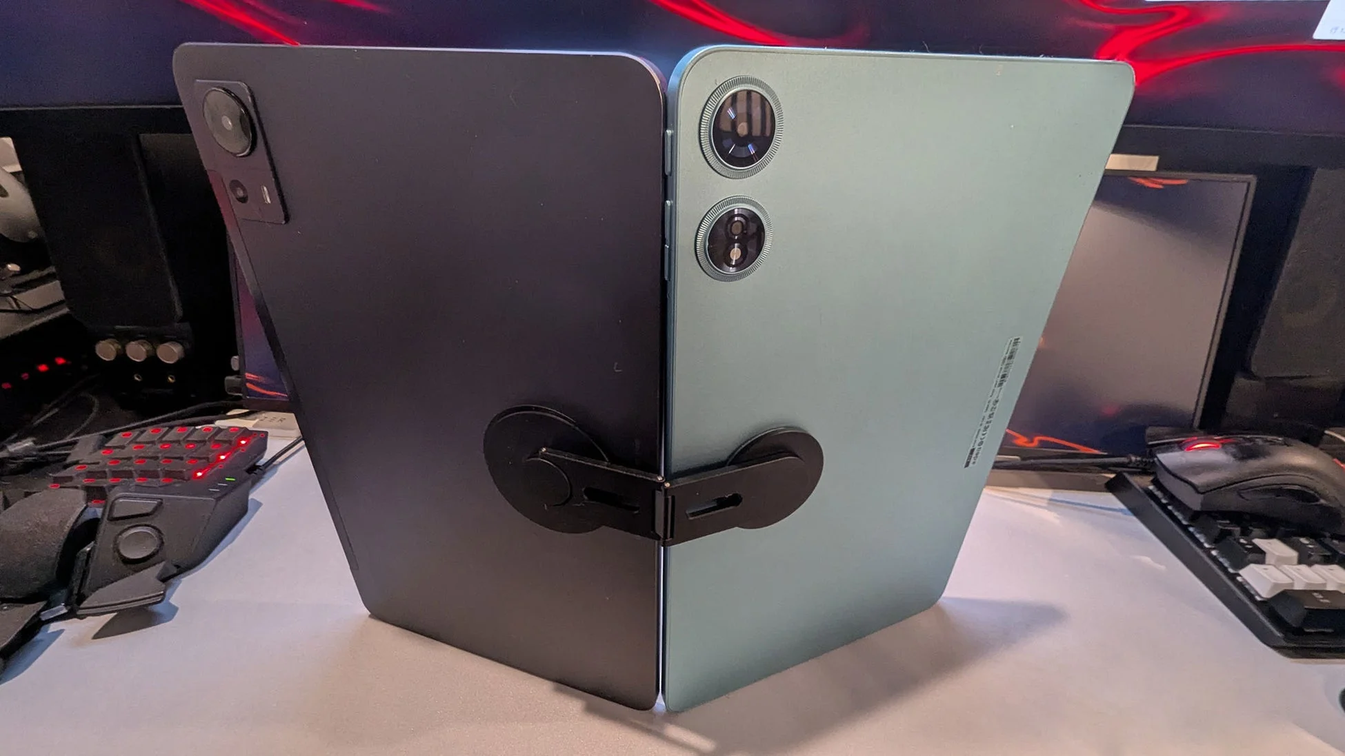 2台のタブレットを連結した状態