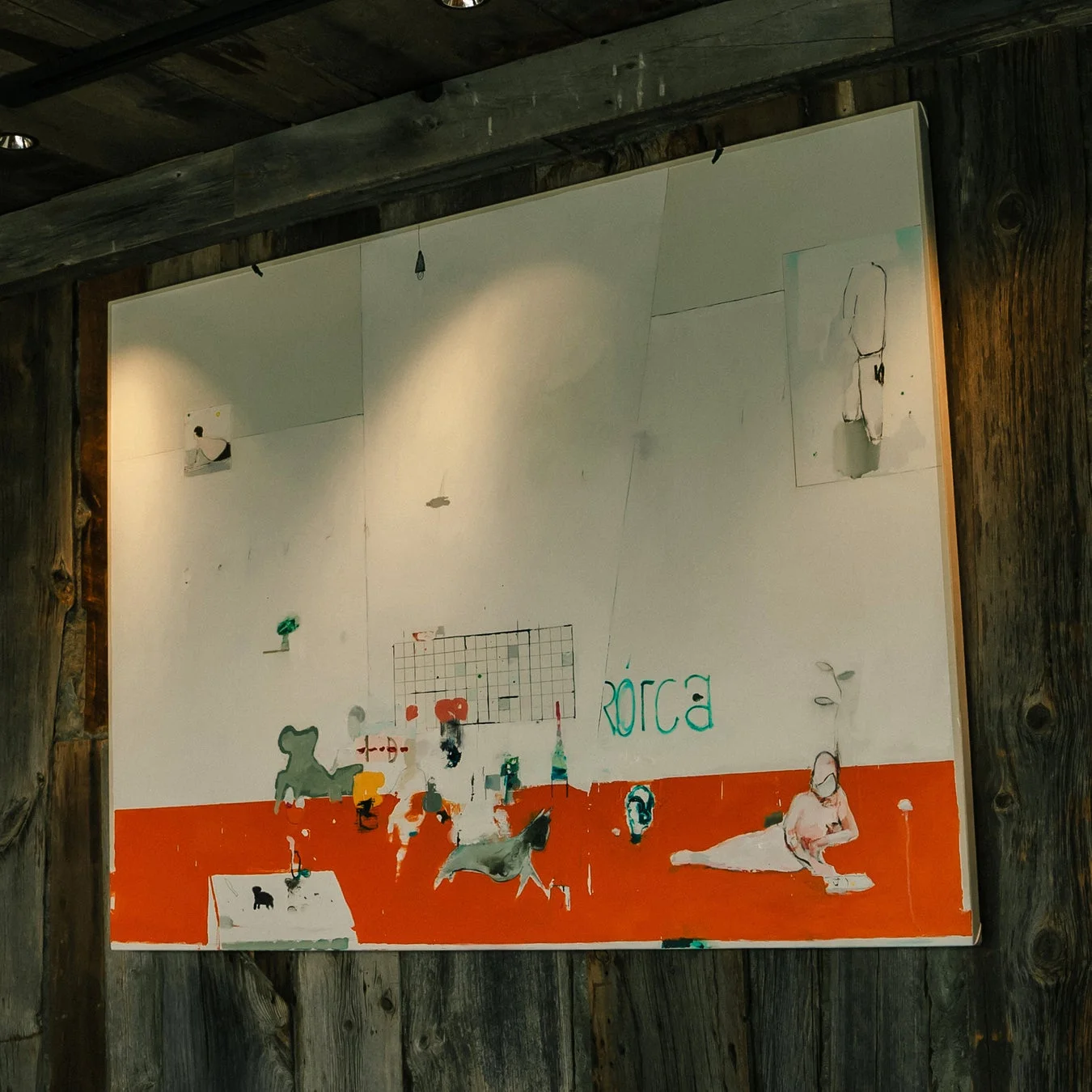 VILLA AYINの壁に飾られたアート作品