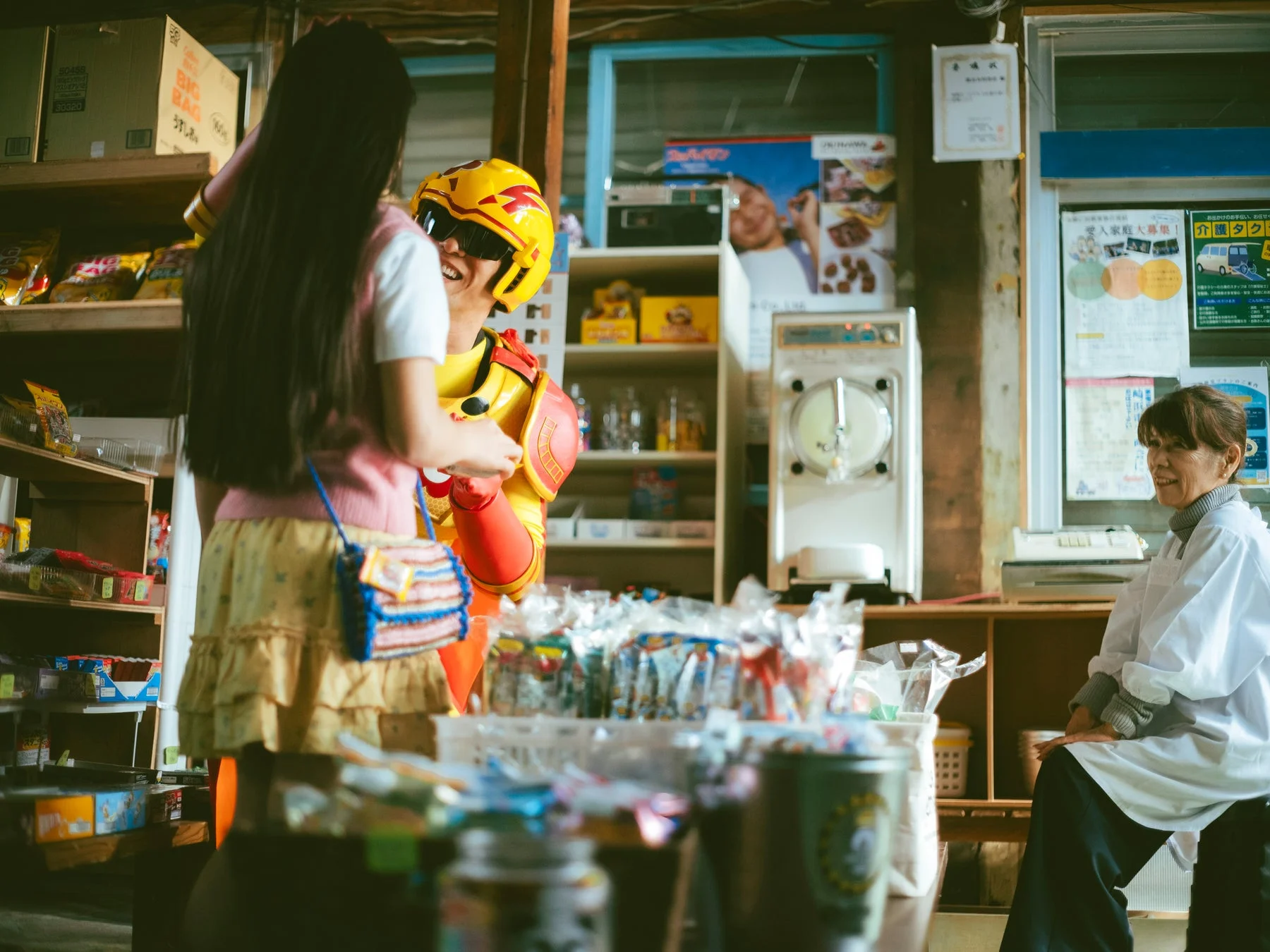 商店で女性と話すスッパイマン