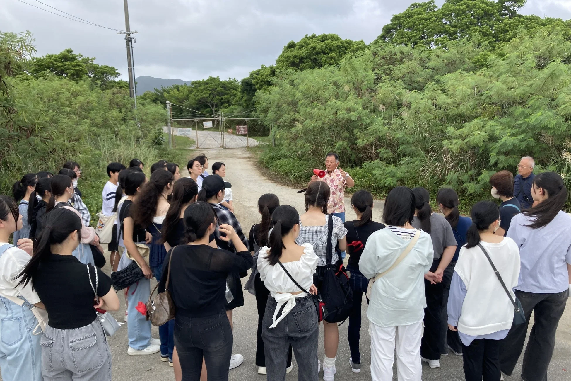 屋外での平和学習プログラム