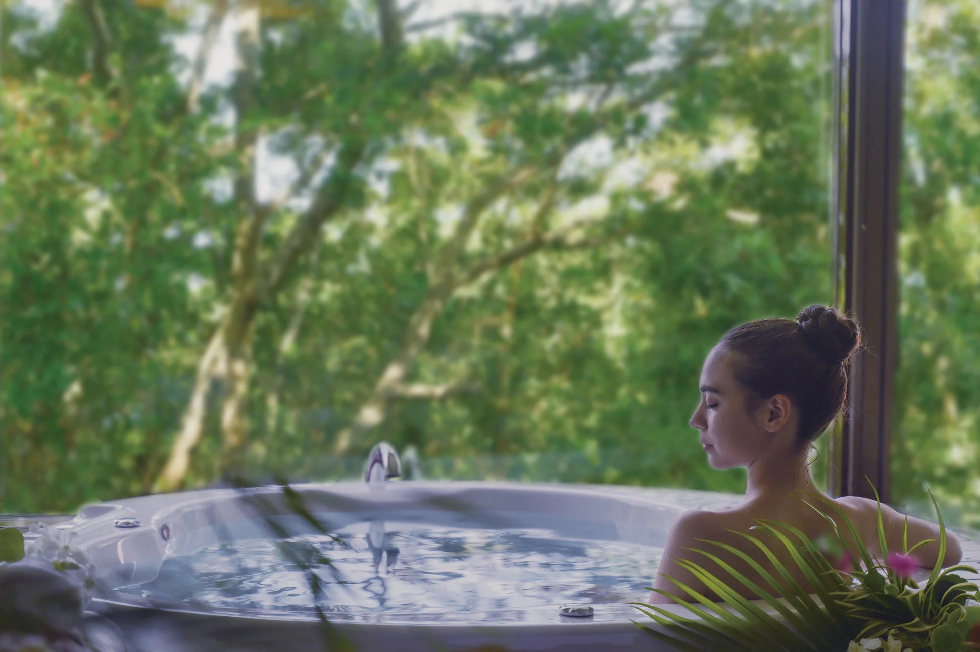 スパでリラックスする女性