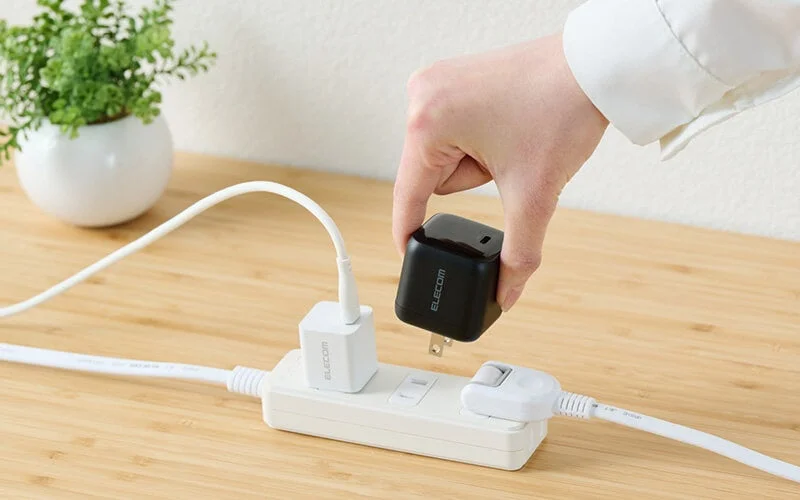 電源タップに充電器を差し込む様子