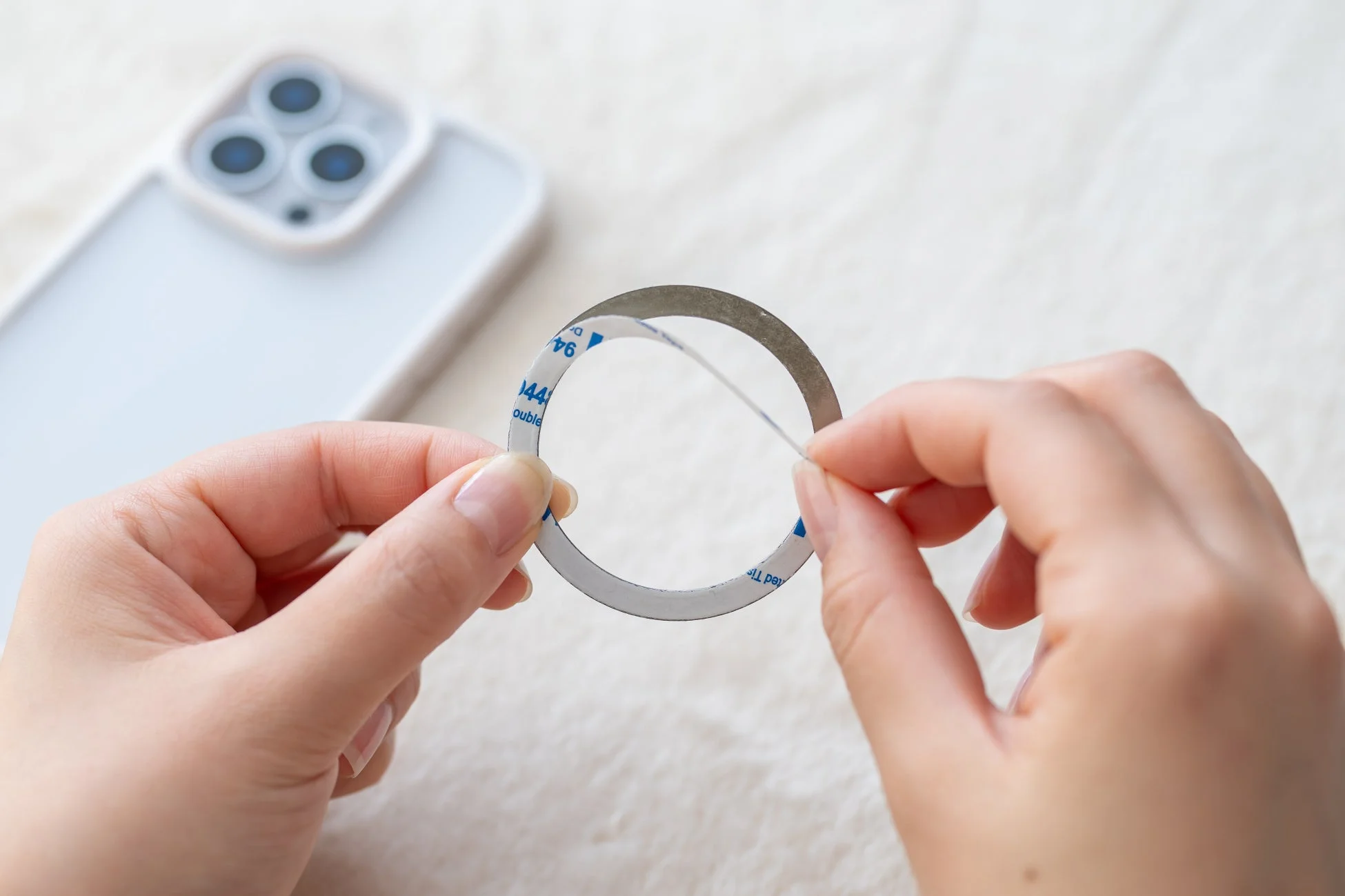 Androidスマホでスチールリングを貼る様子