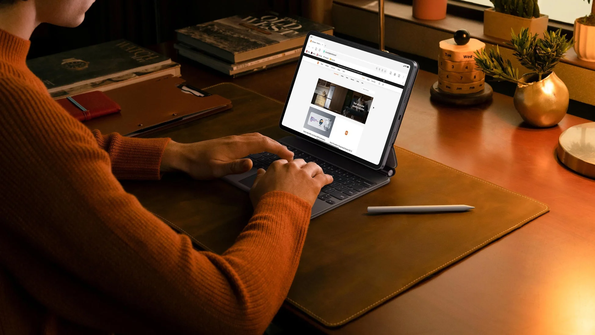 ワークスペースでタブレットとキーボードを使う様子