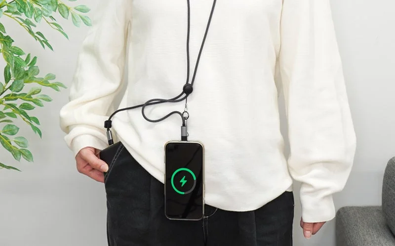 スマホショルダーとして充電中の様子