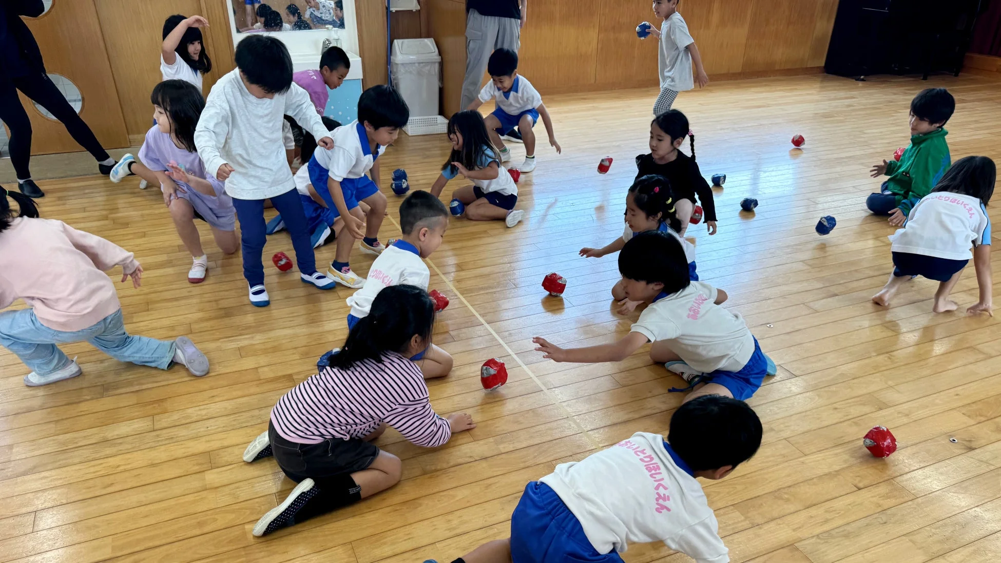 ボール遊びを楽しむ子どもたち