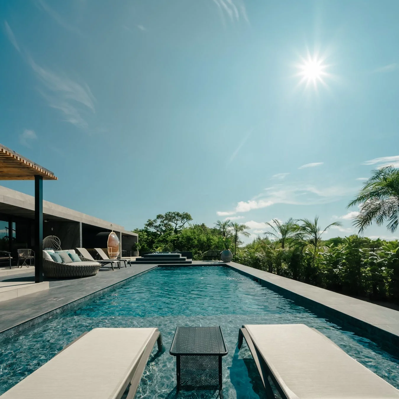 VILLA AYINの屋外プールとラウンジャー