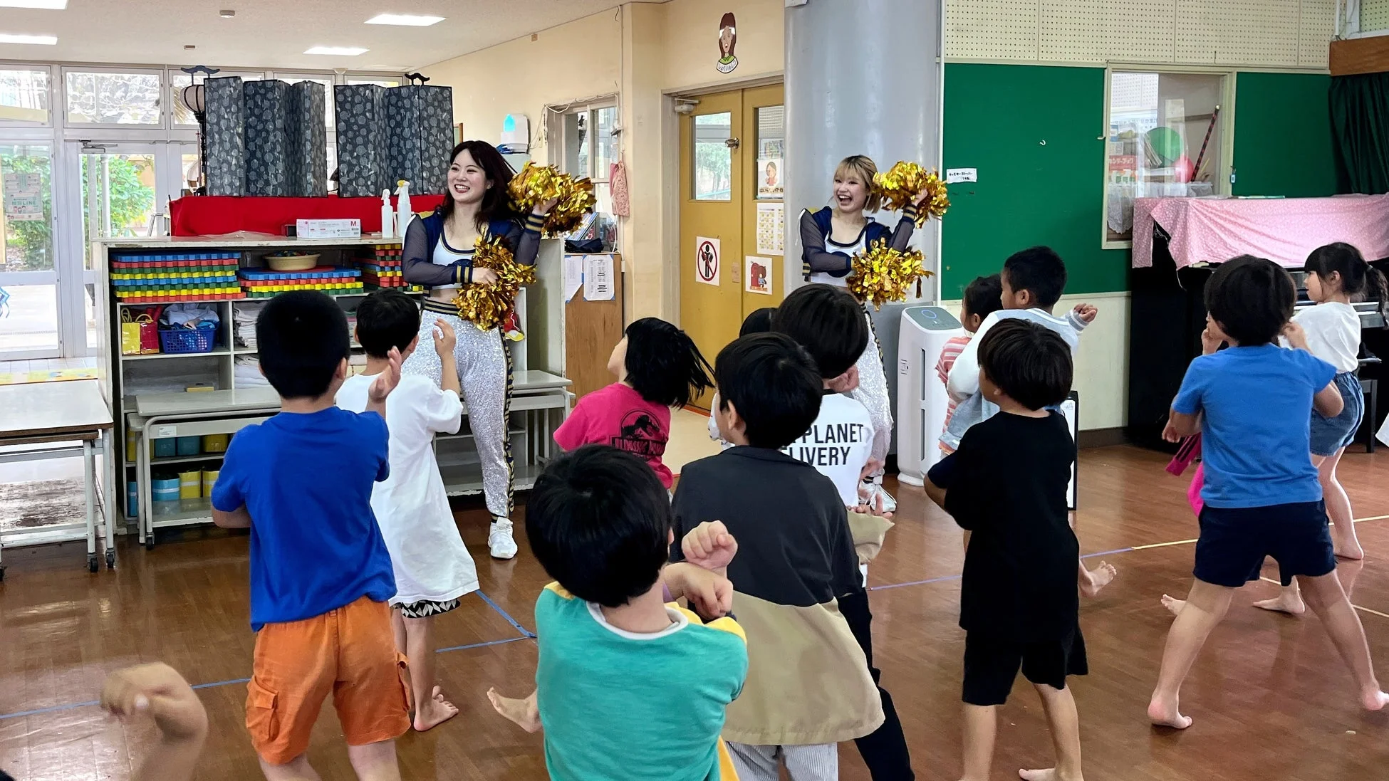 チアリーダーとダンスを楽しむ子どもたち