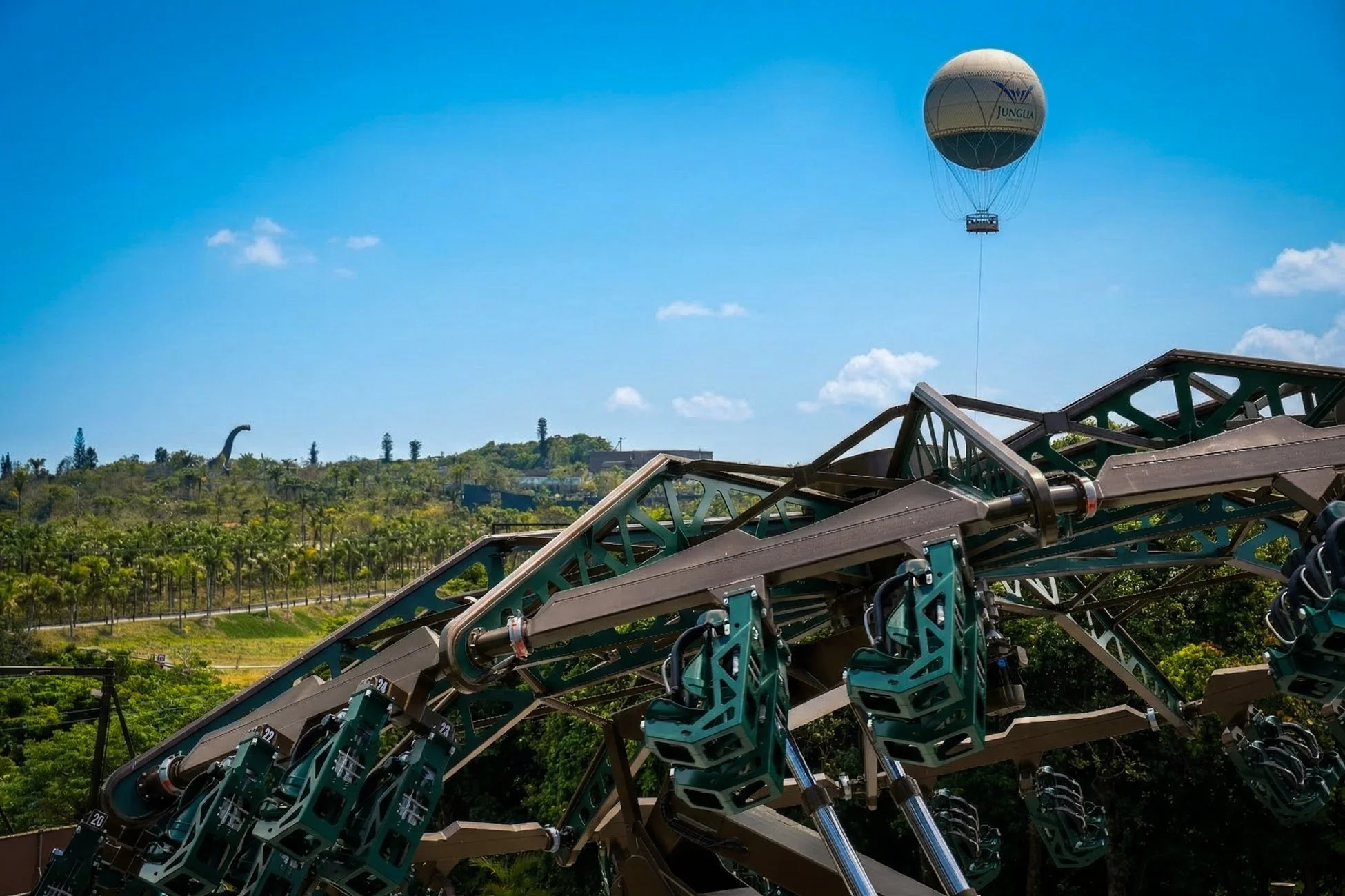 建設中のアトラクションと熱気球