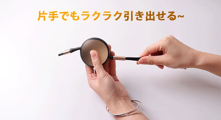 片手で引き出す様子