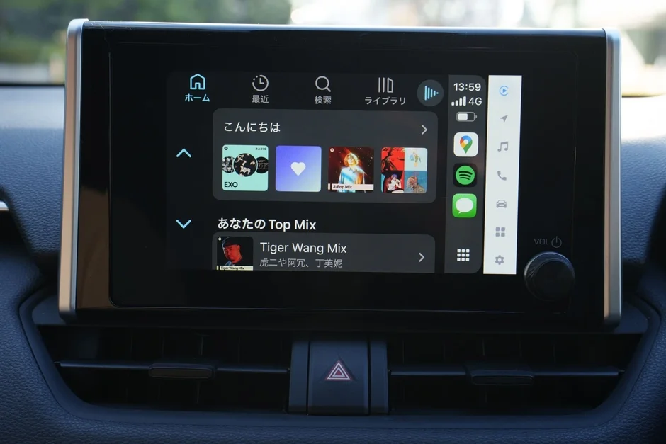 車のダッシュボードにあるインフォテイメントシステムの画面