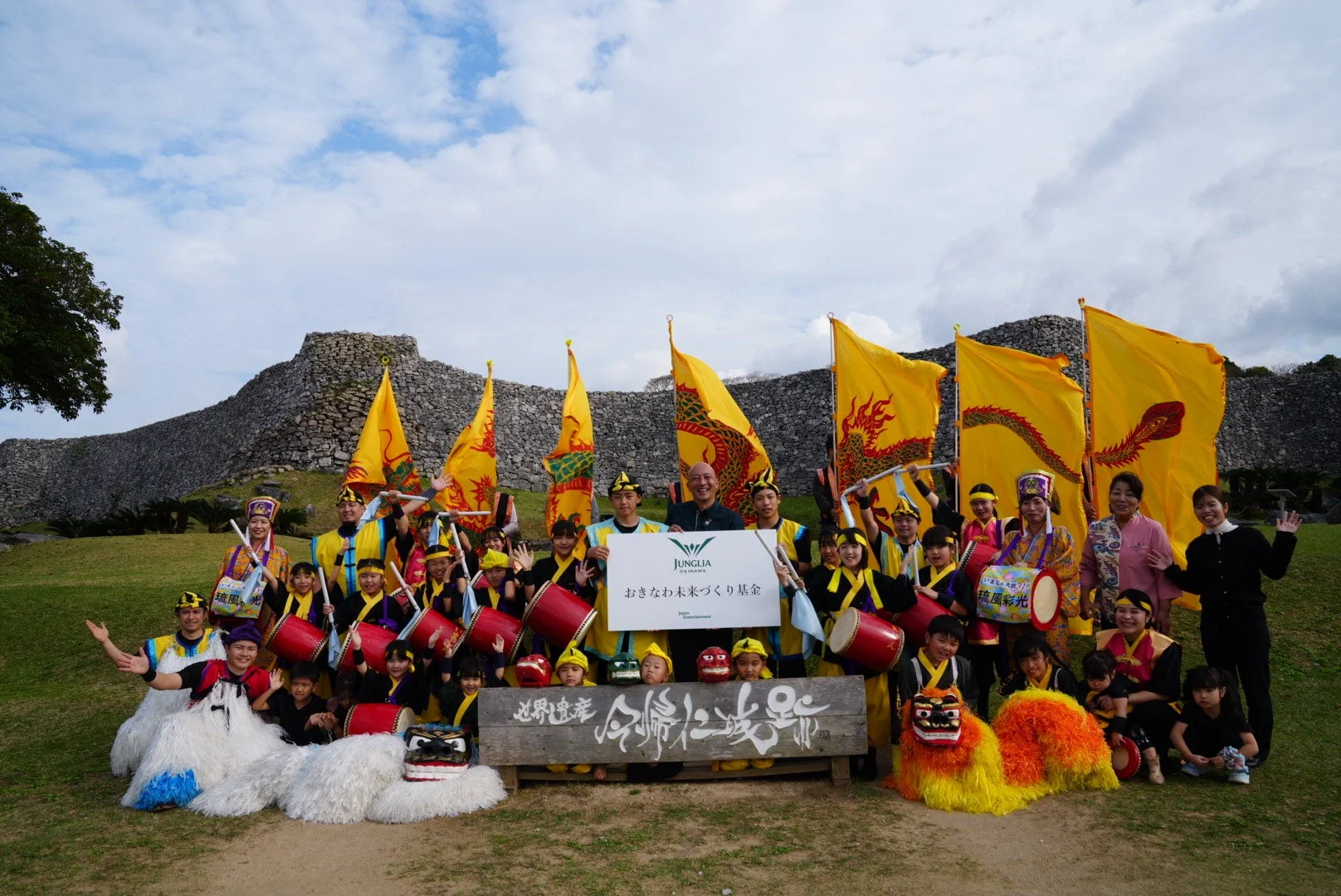 今帰仁城跡でエイサーを披露する子供たち