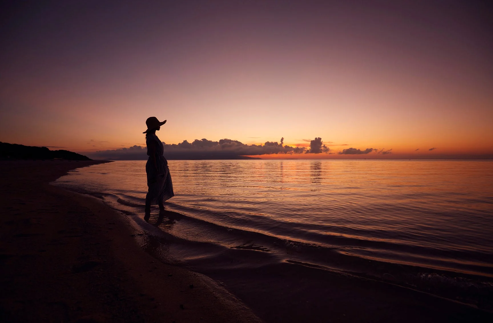 夕日を眺める女性