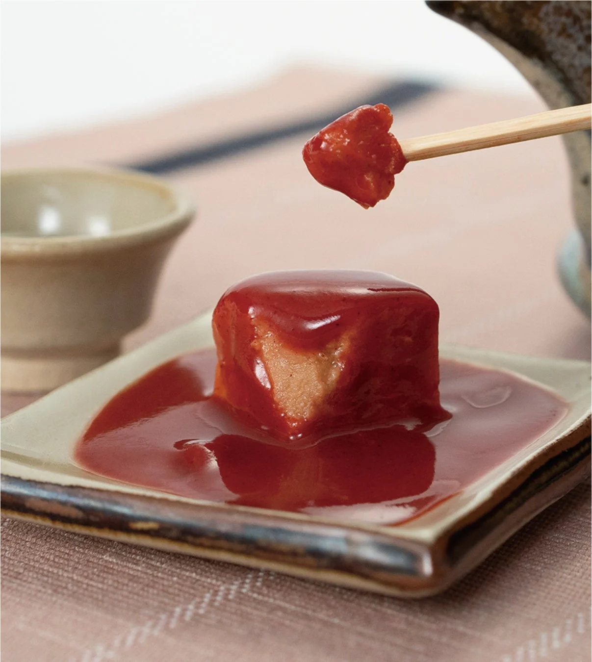 赤いソースがかかった豆腐よう