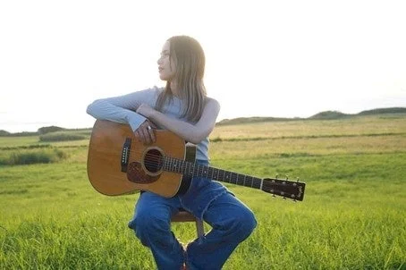 ギターを抱える女性