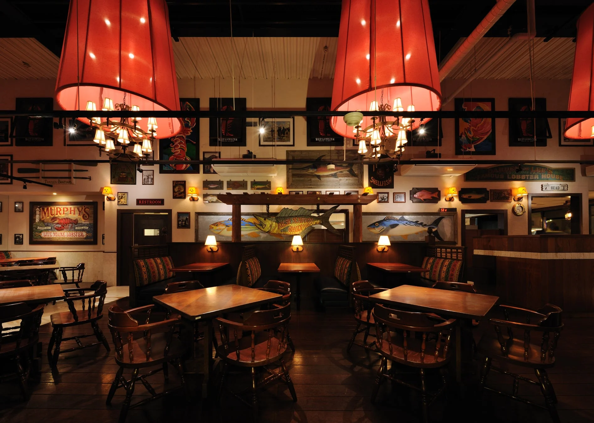 シーフードと航海をテーマにしたレストランのインテリア
