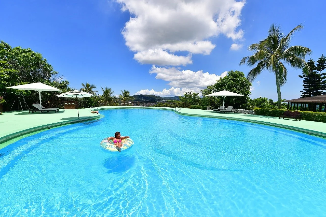 プールで浮き輪の女性