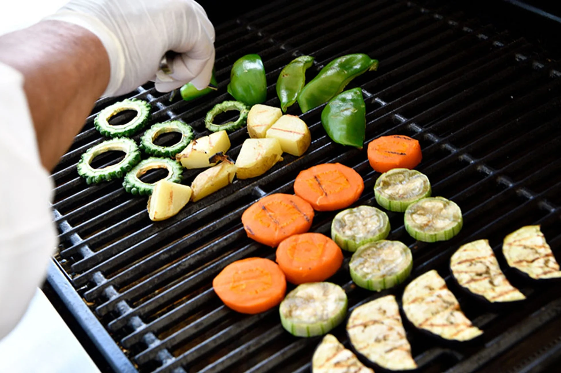 バーベキューグリルで様々な種類の野菜を焼いている様子
