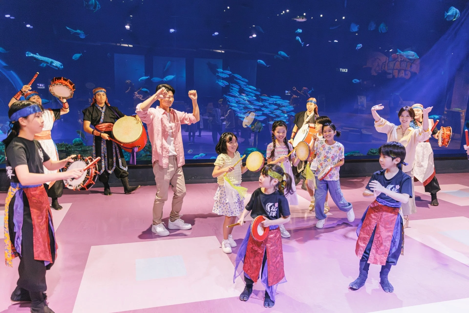 水族館でのエイサーショー、子供も参加