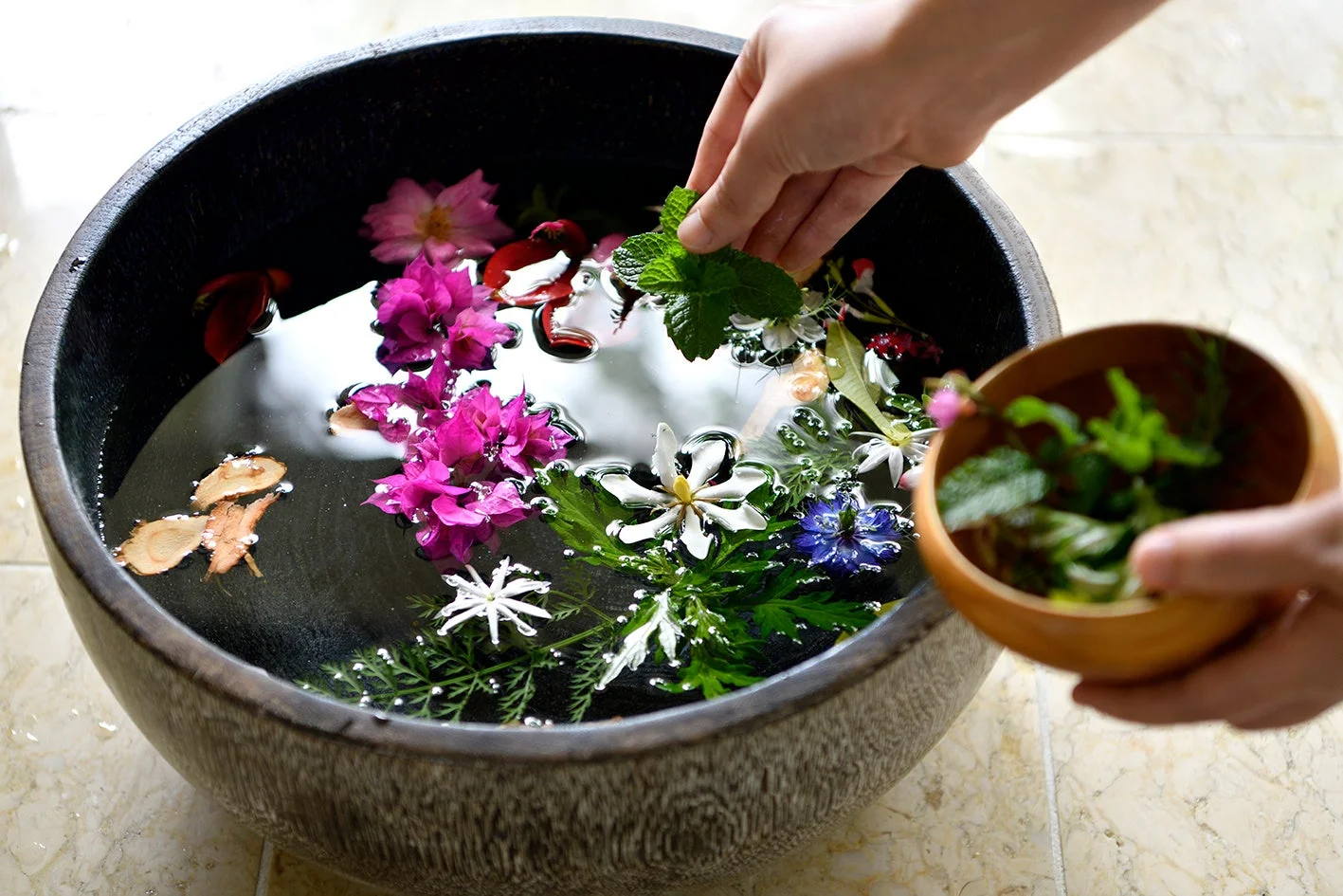 花とハーブのフットバス