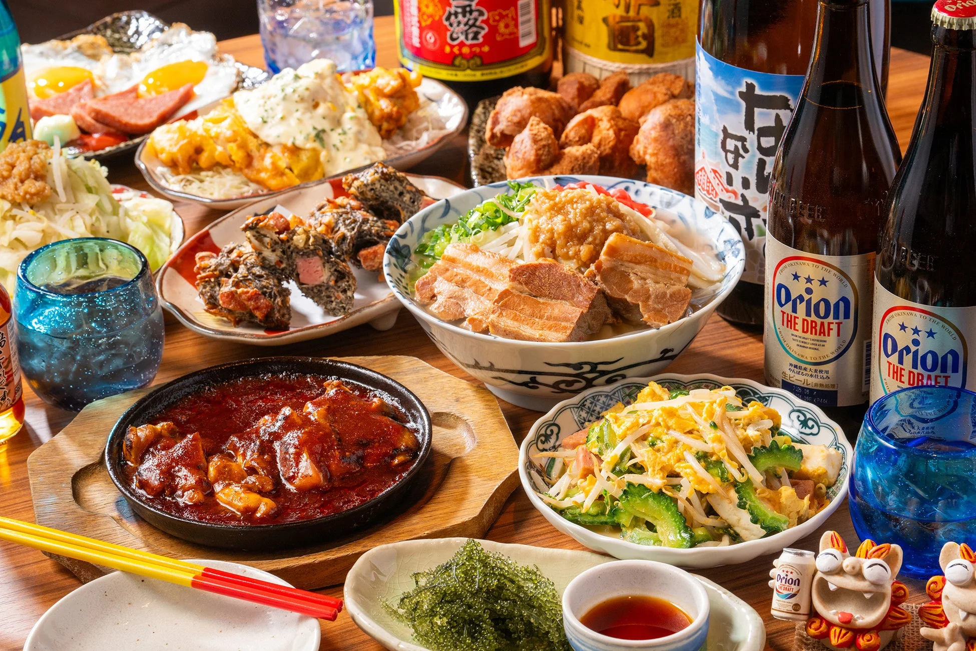 賑やかな沖縄料理の食卓