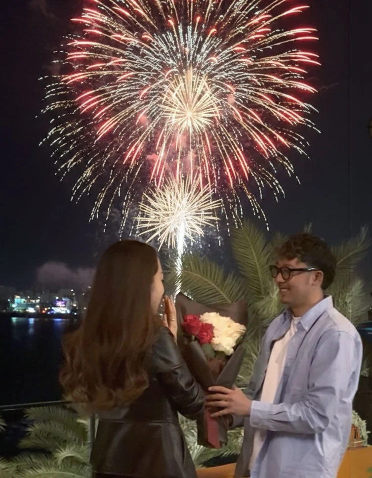 花火を背景にしたプロポーズの瞬間