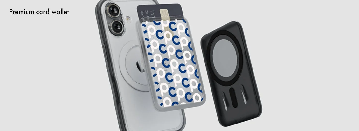 iPhoneの背面に取り付けられた、青と白のパターンが特徴的なカードウォレットと、独立した黒い磁気アクセサリー