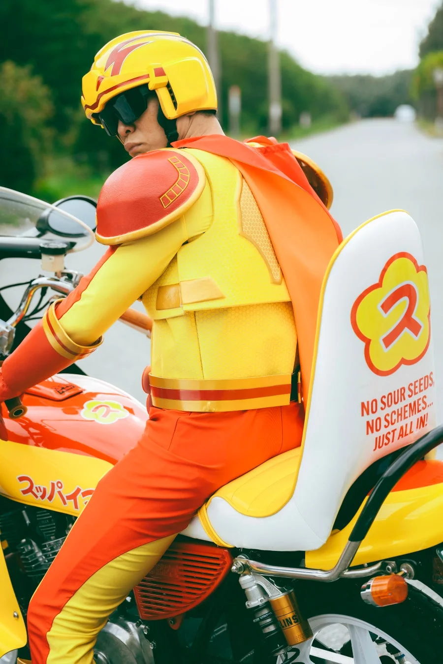 スッパイマンとカスタムバイクの別アングル