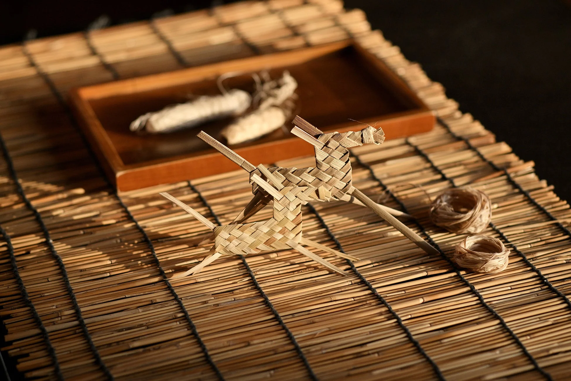 わら細工の馬と民具